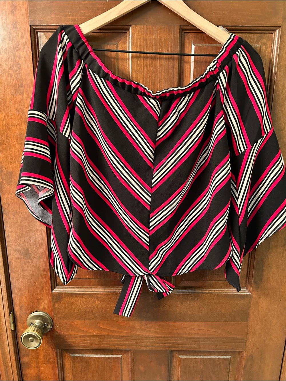 LILIAN VTG Y2K Striped Off-Shoulder Tie-Back Top in Black and Red. Size L